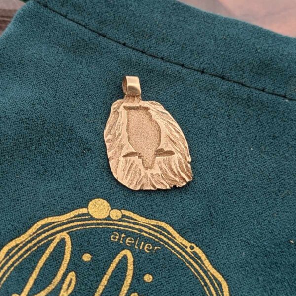 Pendentif médaillon hibou sur pochette de velour