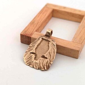 Pendentif médaillon hibou magique en bronze doré – Bijou mystique fait main face