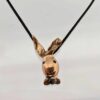 Pendentif lapin merveilleux cordon noir