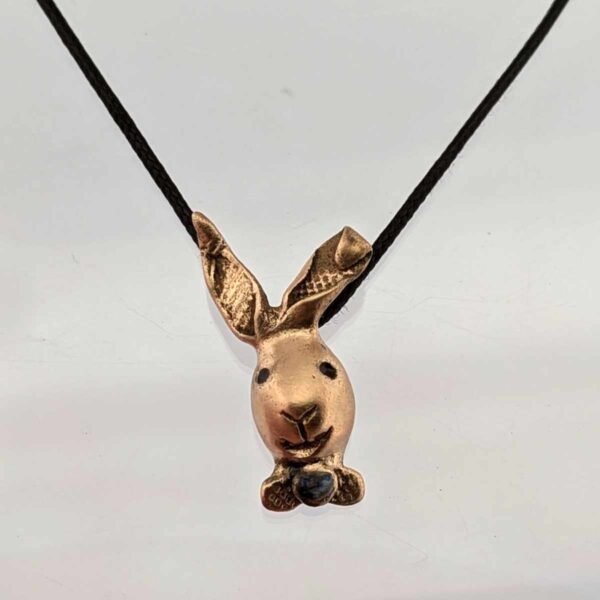 Pendentif lapin merveilleux cordon noir