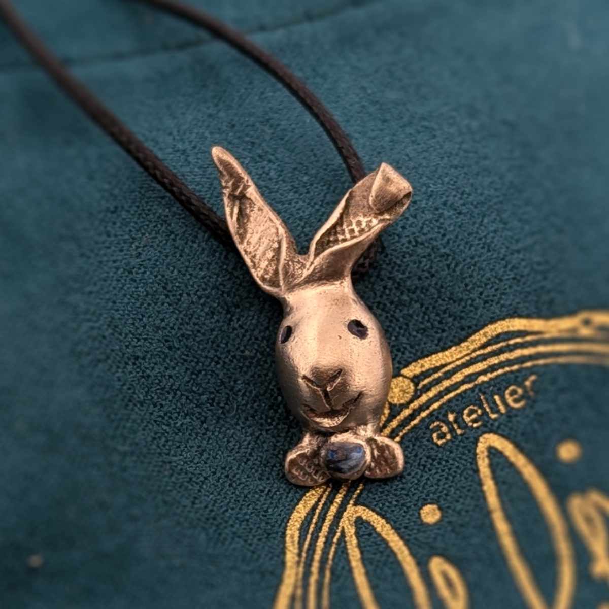 Pendentif Lapin 3D Avec Carotte – Chaîne Dorée – Neuf Sans Emballage