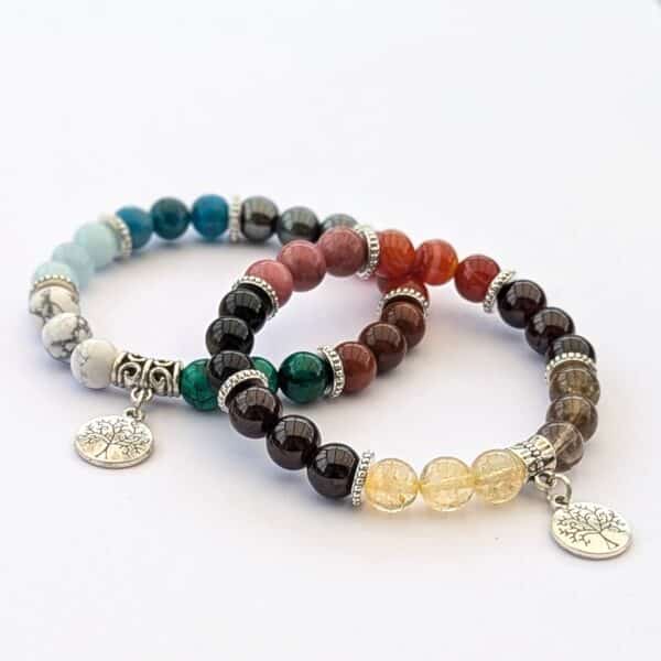 PXL_20250525_113903348~3 Atelier bracelet pierres – Expérience unique & bracelet personnalisé (3h)